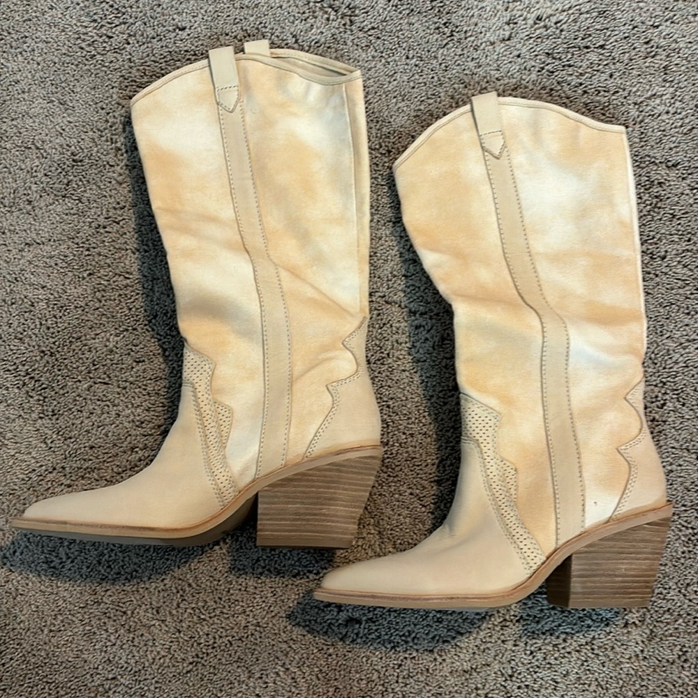 BRAND NEW! Dolce vita cream western boots!